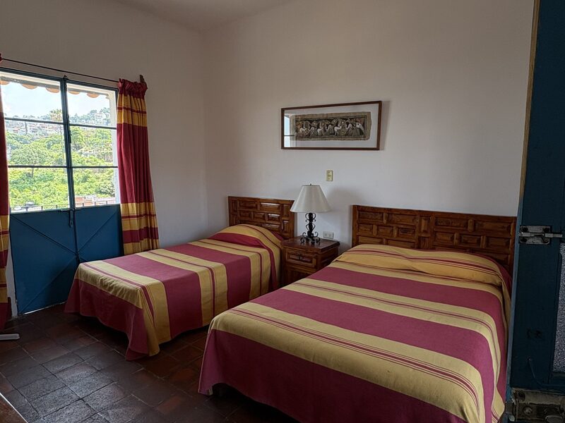 Habitación Estándar/Doble con balcón (1 matrimonial + 1 individual)